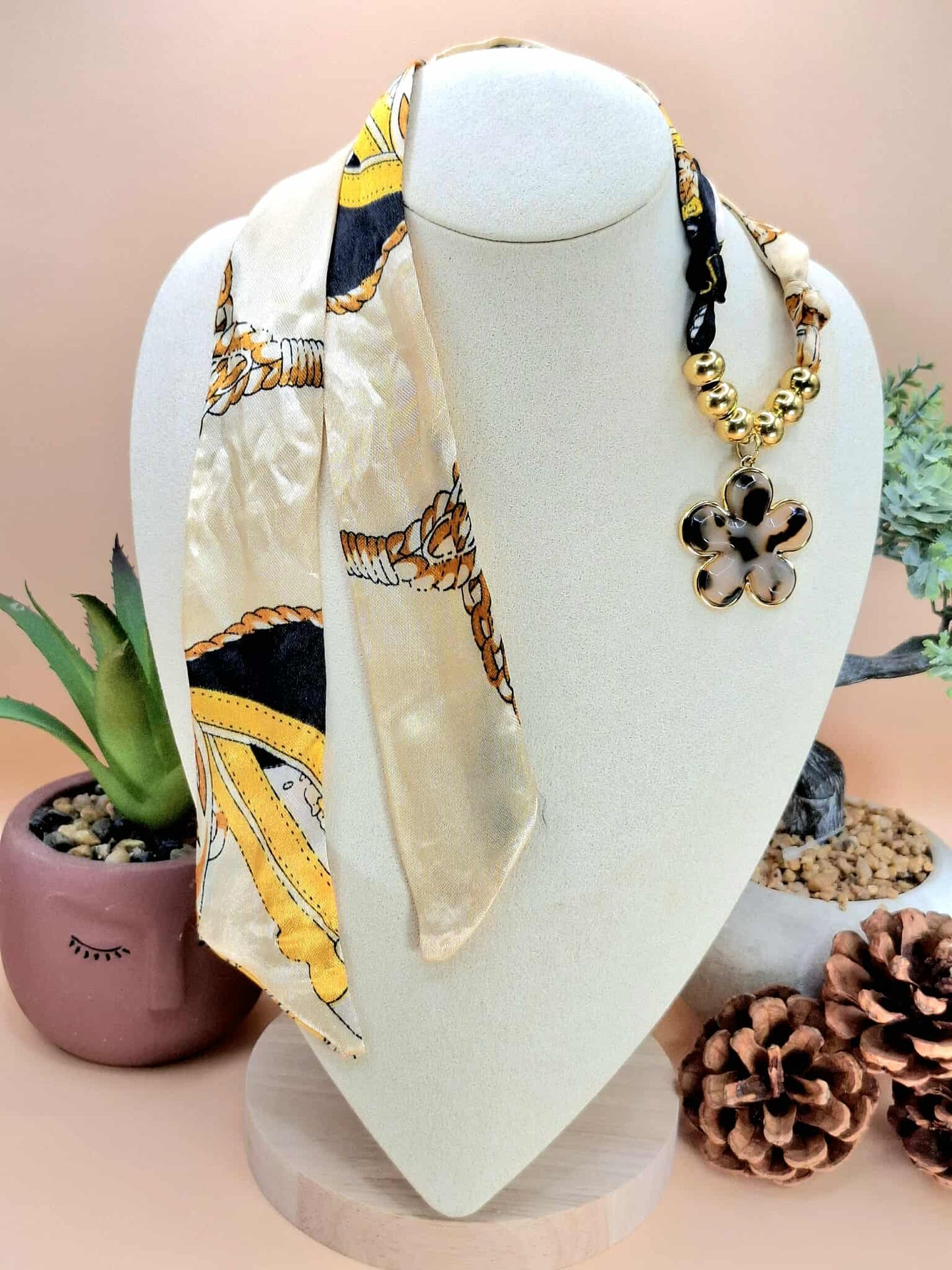 Collier foulard "fleur tortoise"