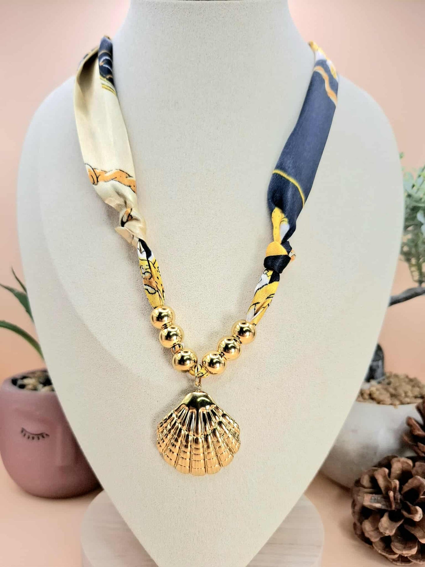 Collier foulard "coquillage"